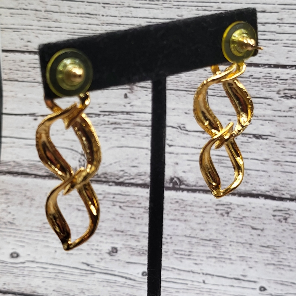Vintage Gold Tone Link Necklace & Earrings Set Textured Chain Design - Picture 3 of 11